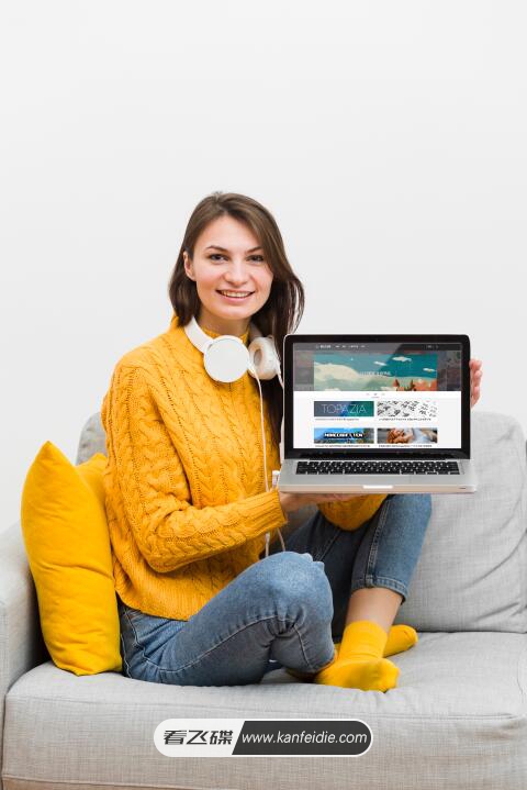 分享一款PSD格式的笔记本屏幕样机素材，图片上有一个穿着黄色毛衣，坐在米白色帆布沙发上的女孩，她正在对着镜头展示她的电脑桌面。